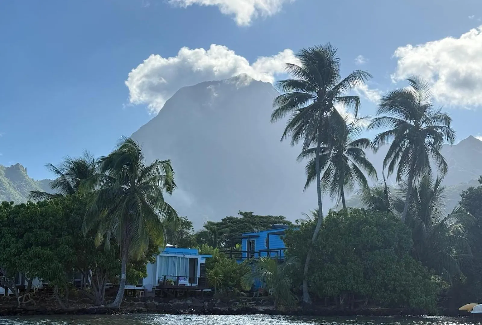 Guest house Bungalow Vue Lagon 180 Degre, La Maison Bleue Moorea French Polynesia